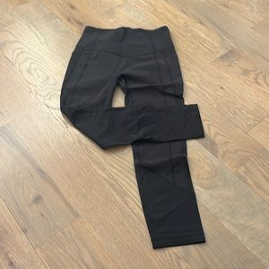 black lulu leggings with side pockets / seam designs